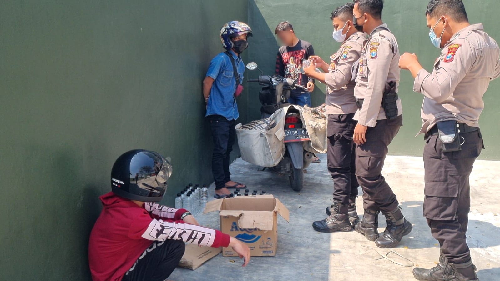 Pamor Keris Polresta Mojokerto Berhasil Amankan 125 Botol Arak Bali