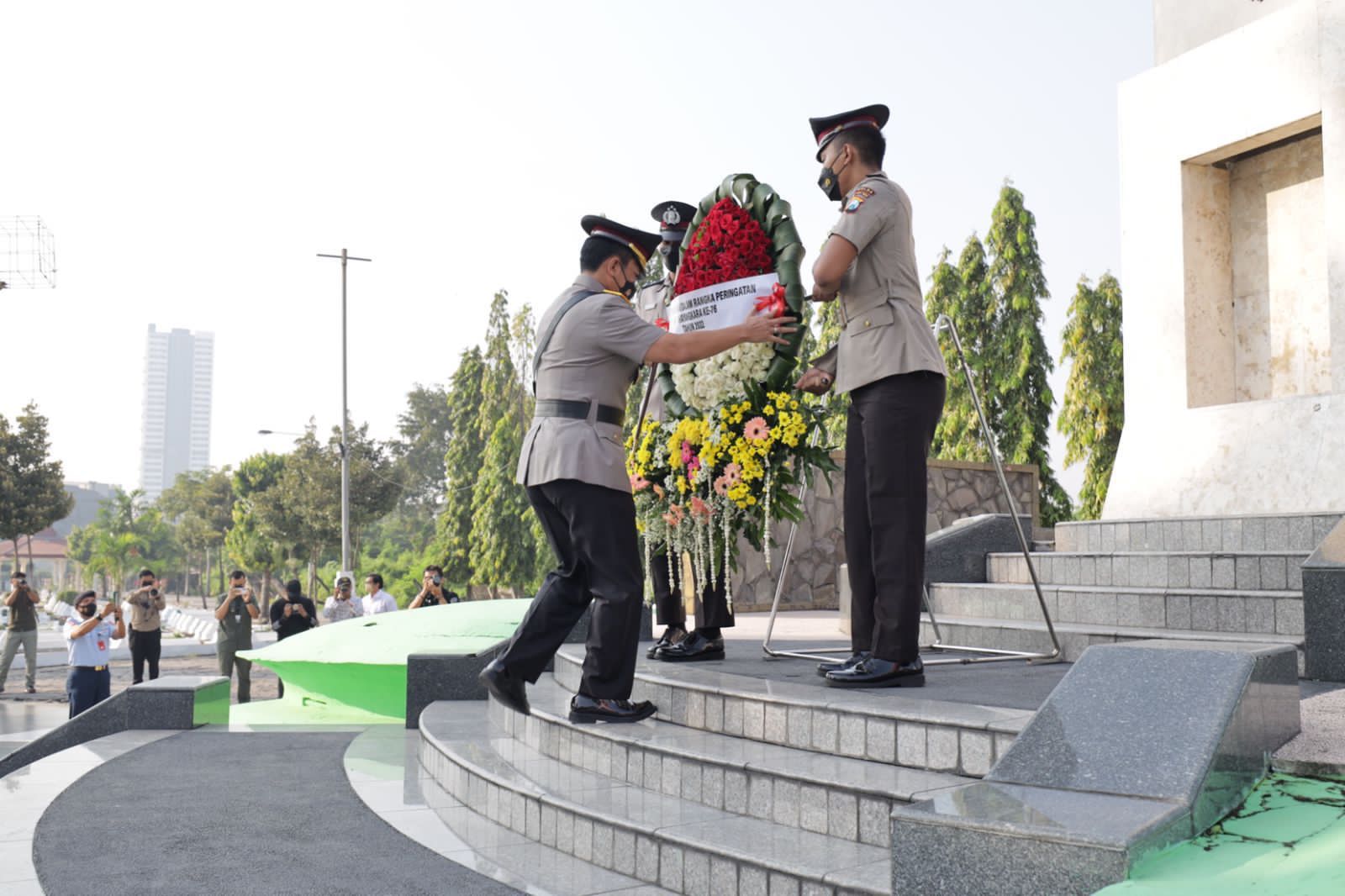 Ziarah Makam Pahlawan dalam rangka Hari Bhayangkara, Kapolda Jatim Sempatkan Berdoa di Makam Sang Kakek yang merupakan Pejuang Kemerdekaan