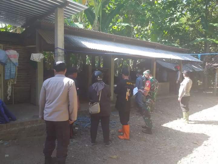 Cegah PMK, Polsek Balong laksanakan Pendampingan Vaksinasi Hewan Ternak Di Desa Sumberejo,Kec.Balong