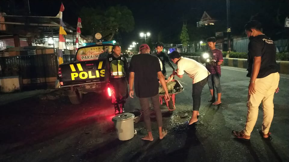 Polri bersama TNI dan komunitas masyarakat melaksanakan Penambalan Jalan Berlubang Jalur Siman-Jetis