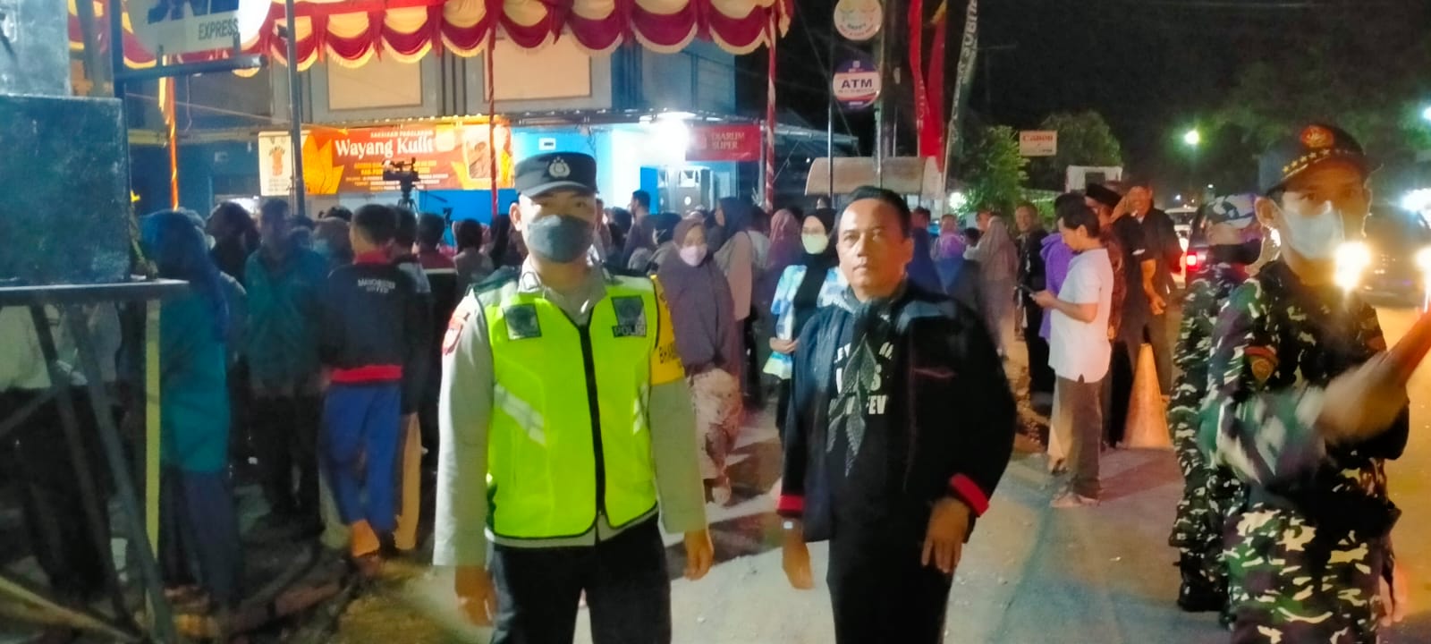 Polsek Babadan PAM kegiatan Wayang Kulit Semalam Suntuk Di Bumdes Desa Ngunut,Babadan