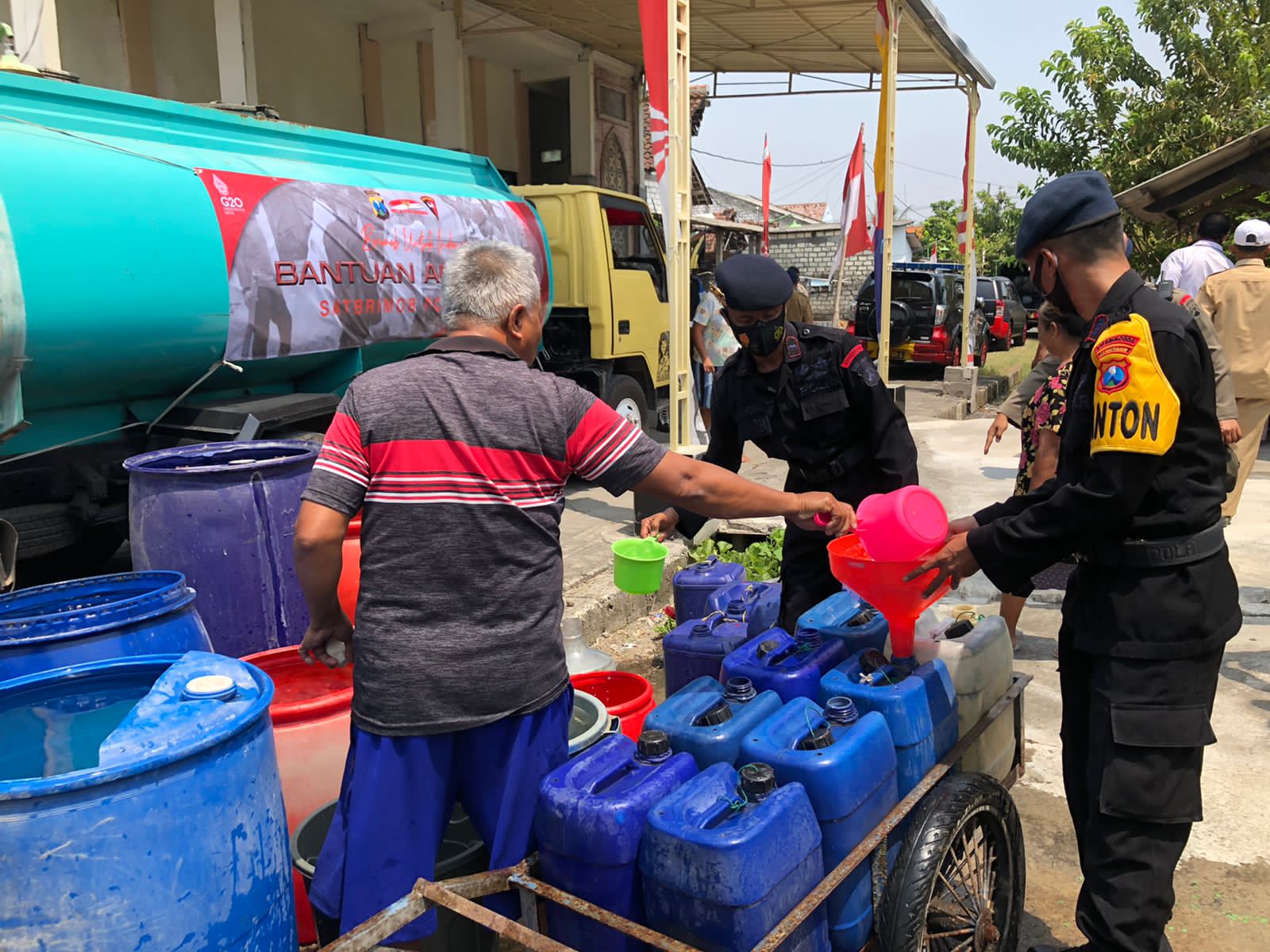 Brimob Polda Jatim Berikan Bantuan Air Bersih di Tiga Kabupaten/ Kota di Jatim