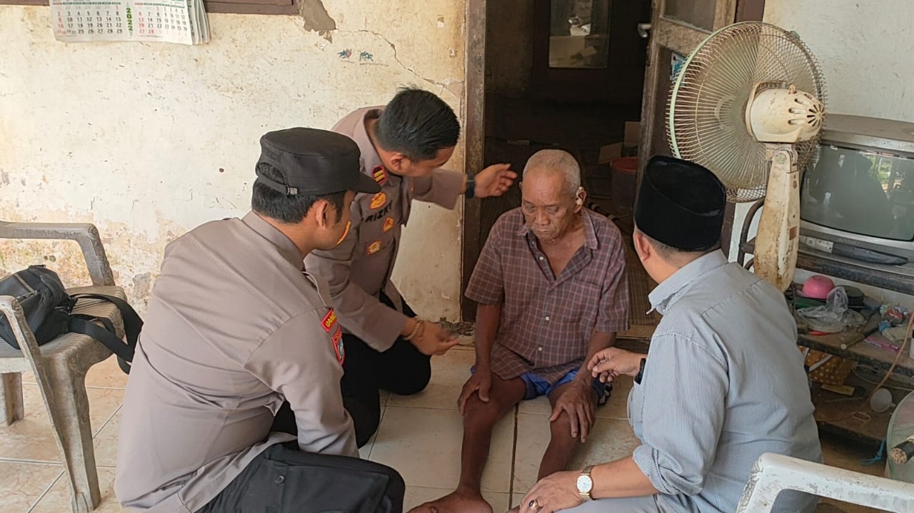 Disaksikan Kepala Desa Masaran, Polisi di Sampang ini Berikan Alat Bantu Dengar untuk Warganya