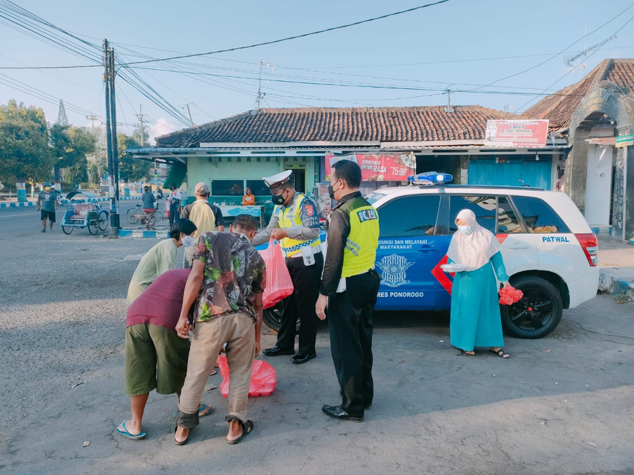 Satlantas Polres Ponorogo Bagikan Nasi Kotak Kepada Abang Becak Dan Tukang Parkir