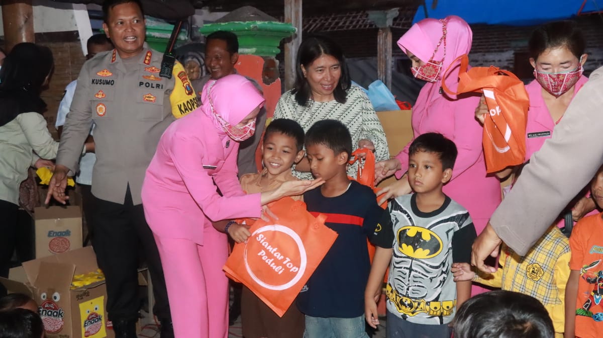 Polresta Sidoarjo dan Bhayangkari Berikan Paket Sembako dan Perlengkapan Sekolah di Lokasi Bencana Puting Beliung