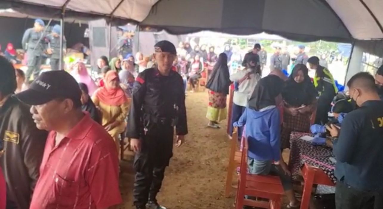 Tim medis Brimob Polri jemput bola beri pelayanan kesehatan pengungsi gempa Cianjur
