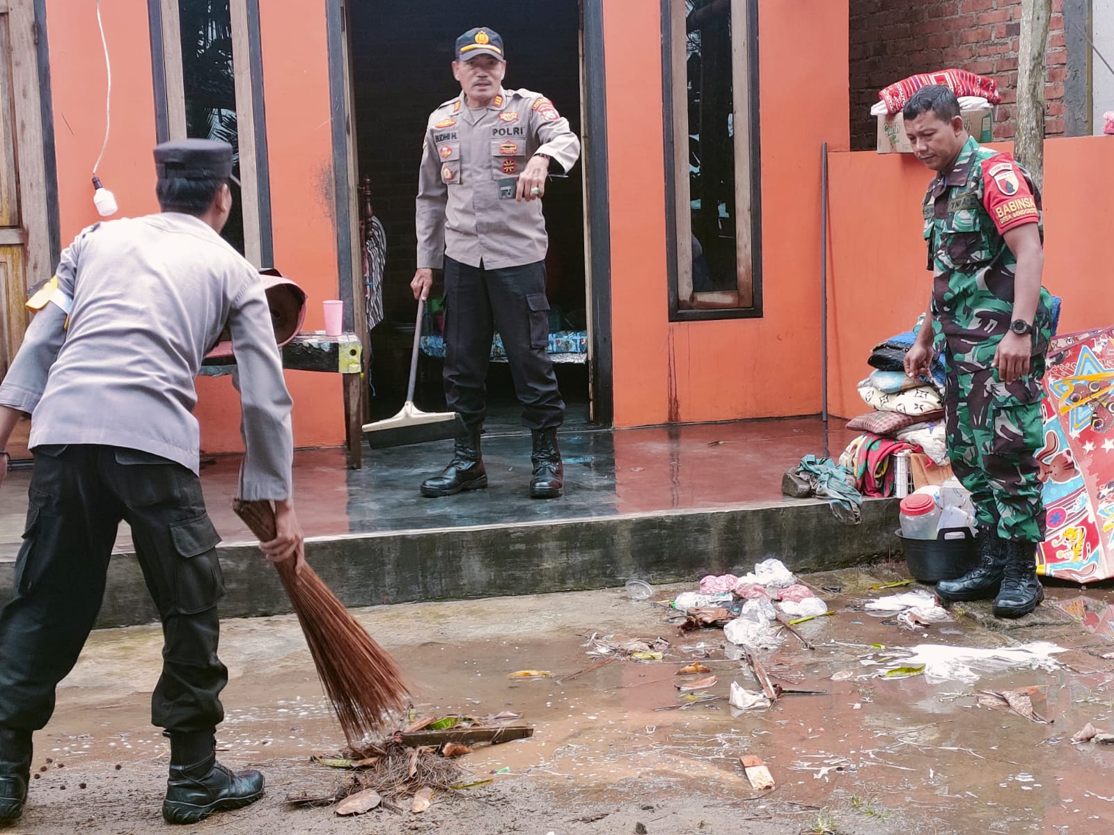 Polisi Bersama Tiga Pilar Bantu Perbaiki Rumah Warga Akibat Angin Kencang di Trenggalek