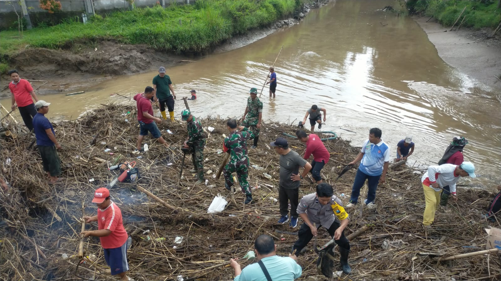 Peduli Lingkungan, Polsek Ponorogo Bersih Bersih Sampah Dialiran Sungai Cokromenggalan