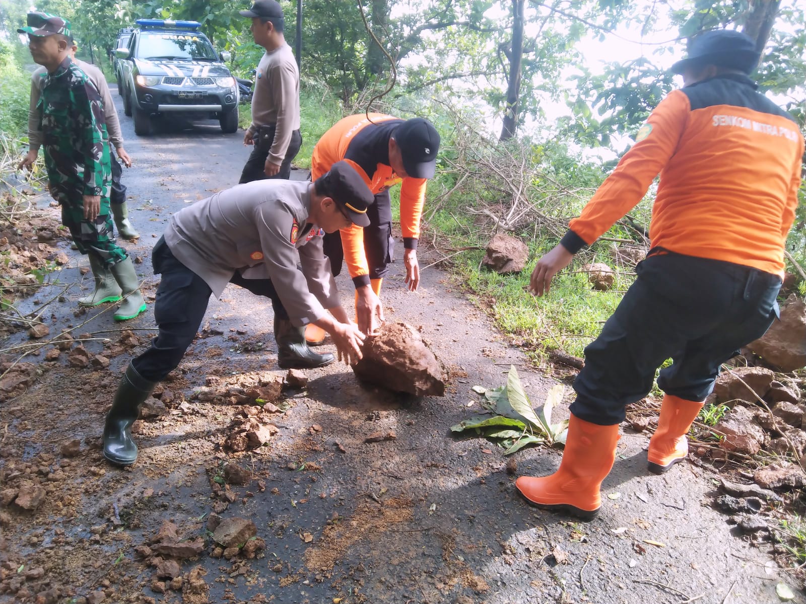 Gerak Cepat, TNI Polri Di Ponorogo Bersihkan Tanah Longsor