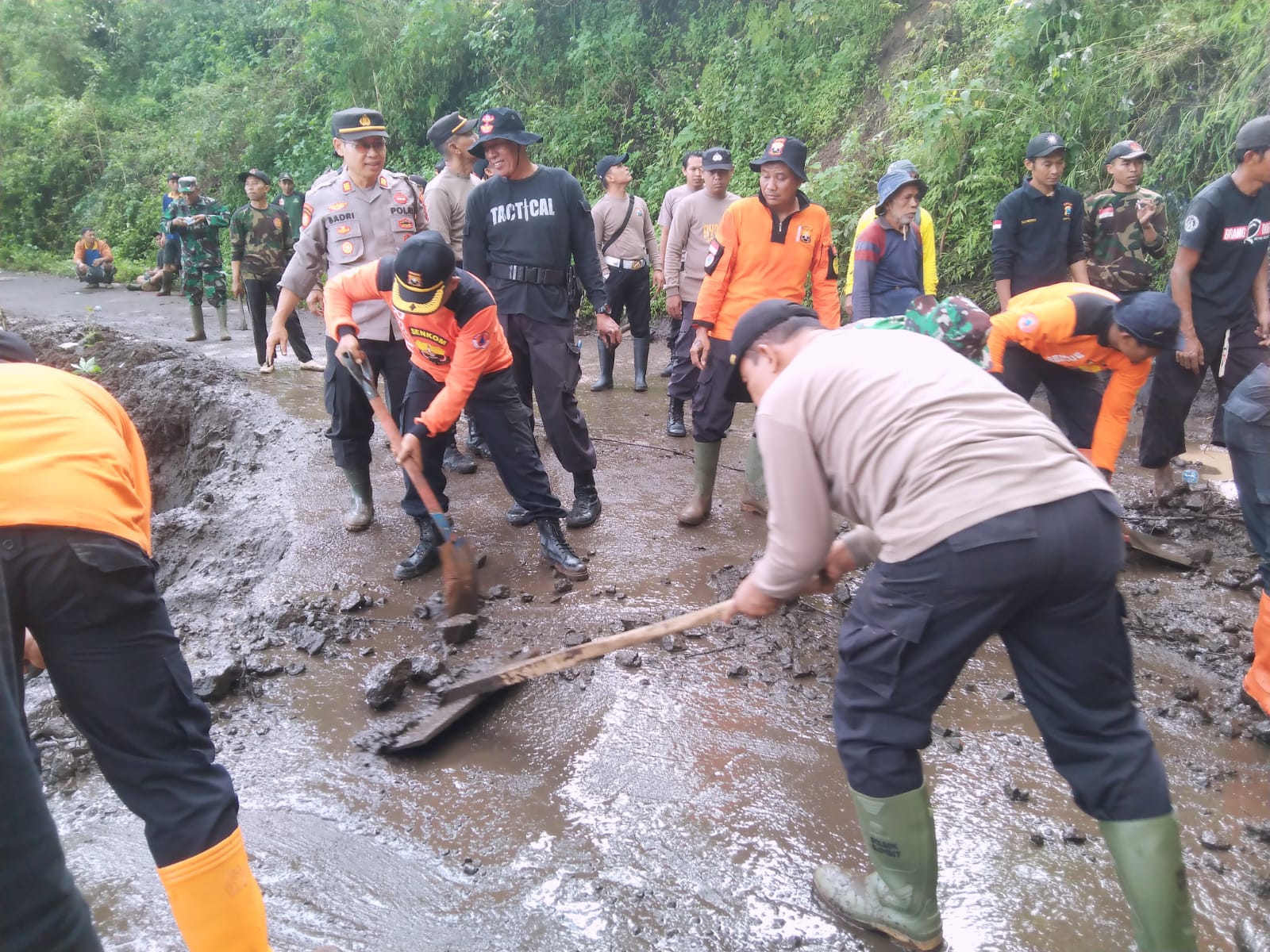 Polsek Sambit Bersama Inkait Gotong Royong Bersihkan Material Tanah Longsor Yang Menutup Jalan