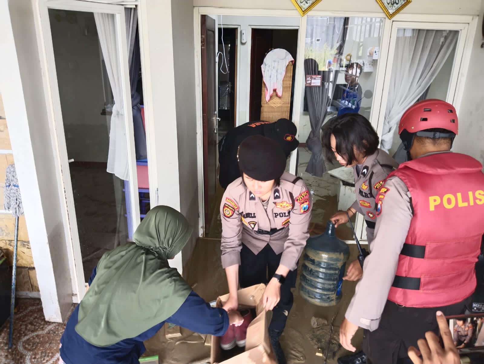 Tanggap Bencana, Polisi Bantu Membersihkan Rumah Warga Terdampak Banjir di Gresik