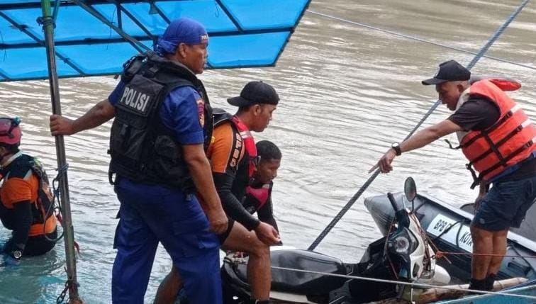 Tim SAR Ditpolairud Polda Jatim Berhasil Evakuasi 9 Motor dan Penumpang Perahu Tambangan Yang Tenggelam