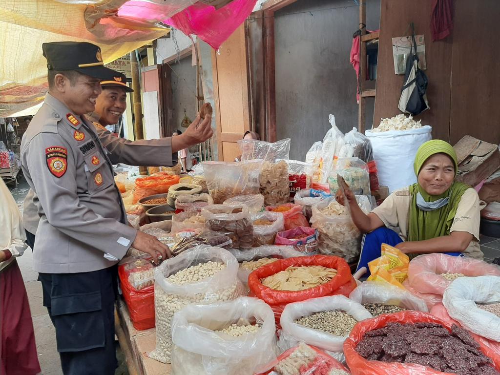 Kapolsek Jambon Bersama Anggota Sidak Ke Pasar Pantau Harga Dan Stok Sembako