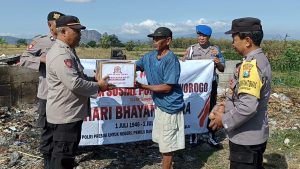 Peringati Hari Bhayangkara Ke-77 Polsek Pulung Distribusikan Bansos Kepada Masyarakat Di Tempat Pembuangan Sampah Sementara Desa Pulung
