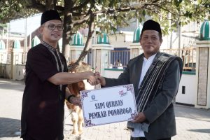 Kapolres Ponorogo Bersama Forpimda Laksanakan Sholat Idul Adha Dan Penyerahan Hewan Qurban Di Masjid Agung RMAA Tjokronegoro.
