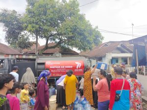 Hari Bhayangkara ke-77, Polres Malang Distribusikan Air Bersih Untuk Warga Dengkol Singosari