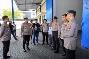 Bersama Petugas KPU dan Bawaslu, Kapolrestabes Surabaya Cek Kesiapan Pengamanan Gudang Logistik